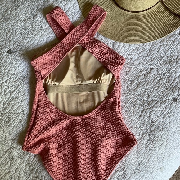 Shoshanna Plisse One Piece Crisscross Back Swimsuit
Note-Fits more like a 4🌞 - Picture 3 of 5